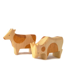 Brin d'Ours Speckled Red Cow - Eating