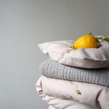 Garbo and Friends Filled Blanket – Lemon