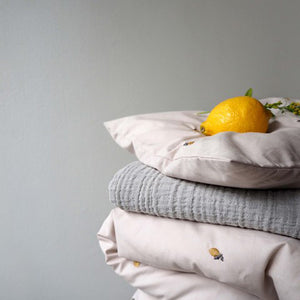Garbo and Friends Filled Blanket – Lemon