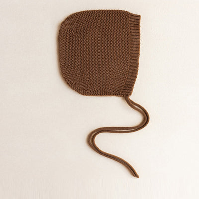 Hvid Knitted Bonnet Dolly - Chocolate