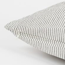 Studio Feder Pillow 50×50 – Black Pin Stripe
