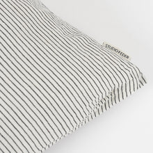 Studio Feder Pillow 50×50 – Black Pin Stripe